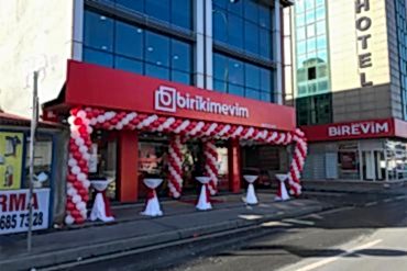 Fİrma Açılış Organizasyonu Giriş Süsleme ve Kokteyl Masaları