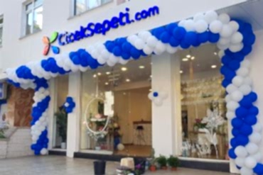 Açılış Kokteyli, Hostes ve İkramlar