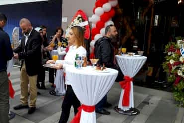 Açılış Kokteyli, Hostes ve İkramlar