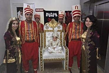 Sünnet Tahtı, Yeniçeri ve Palyaçolar